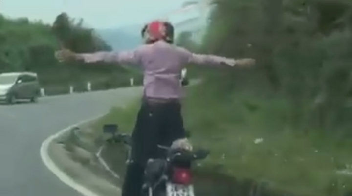 Hãi hùng cảnh quái xế buông tay lái, đứng trên xe máy đổ dốc, ôm cua