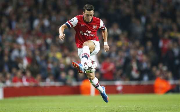 Mesut Oezil 'làm nũng' tại Arsenal
