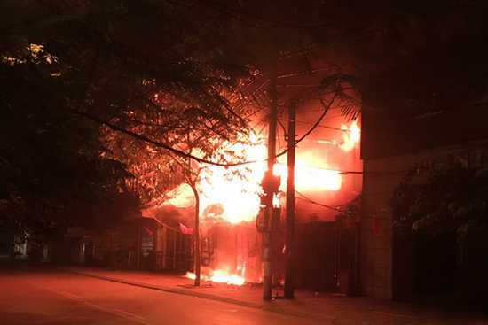 Nhà trọ bốc cháy sau tin nhắn đe dọa, ba người suýt bị thiêu sống