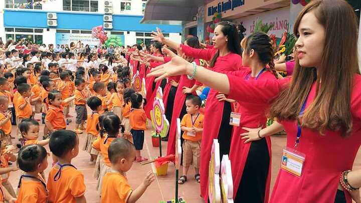 Cô trò cùng nhảy dân vũ sôi động trong lễ khai giảng năm học mới