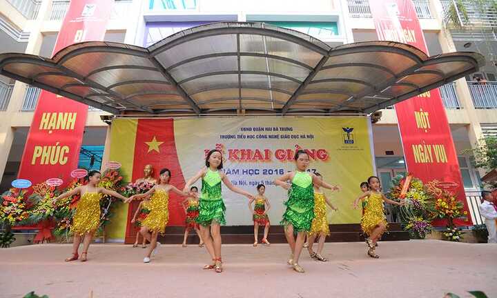 Học sinh tiểu học đánh trống hội, nhảy dancesport trong lễ khai giảng