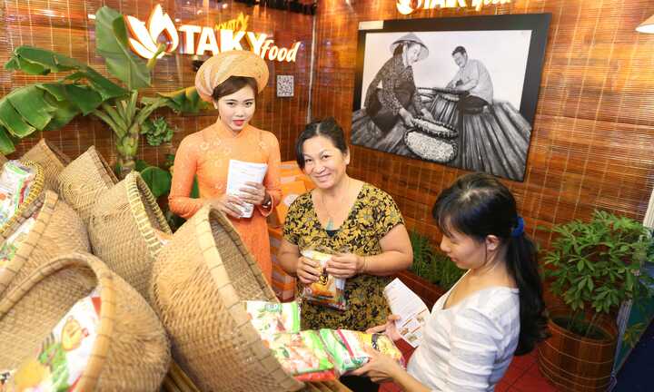 Bột TakyFood trao thưởng đợt 1 cho khách hàng trúng Vespa