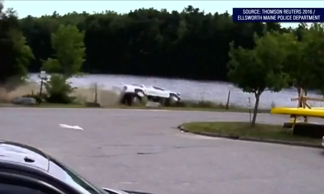 Xe bán tải mất lái, lao xuống sông như tên lửa