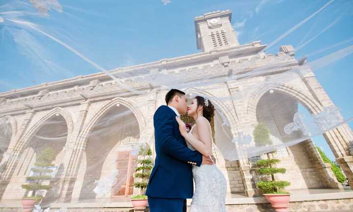 Ảnh cưới lãng mạn dưới nắng vàng biển xanh của cặp đôi 'tan hợp - hợp tan'