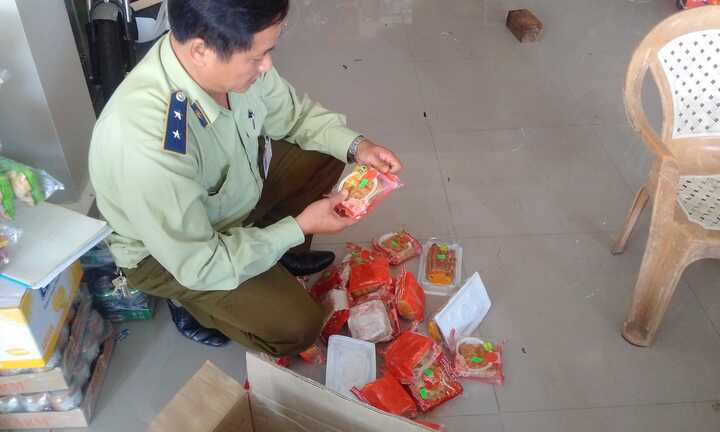 Bánh trung thu mập mờ ngày sản xuất tràn lan các khu chợ