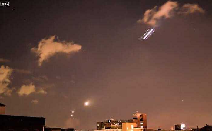 Thực hư video 'UFO' nối đuôi nhau bay vun vút trên bầu trời Mỹ