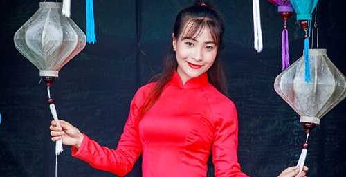 Nữ sinh Sư phạm rạng rỡ trong tà áo dài đỏ đón Trung thu