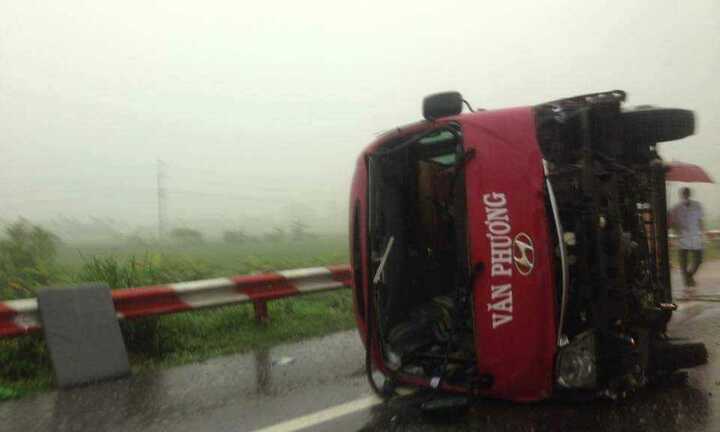 Xe khách lật nhào trên cao tốc Pháp Vân – Cầu Giẽ, 11 người thương vong