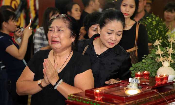 Diễn viên Kim Xuyến, MC Thảo Vân bật khóc nức nở tiễn đưa NSƯT Hán Văn Tình