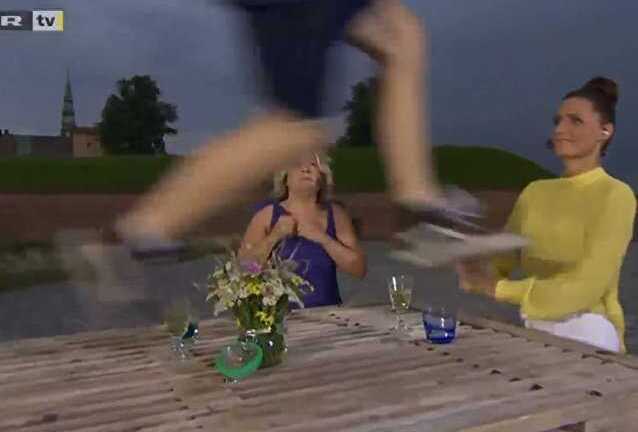 Người đàn ông vô duyên phá đám chương trình truyền hình trực tiếp