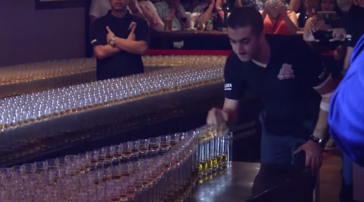 Hiệu ứng domino tuyệt đẹp từ gần 4.600 ly whiskey phá kỷ lục thế giới