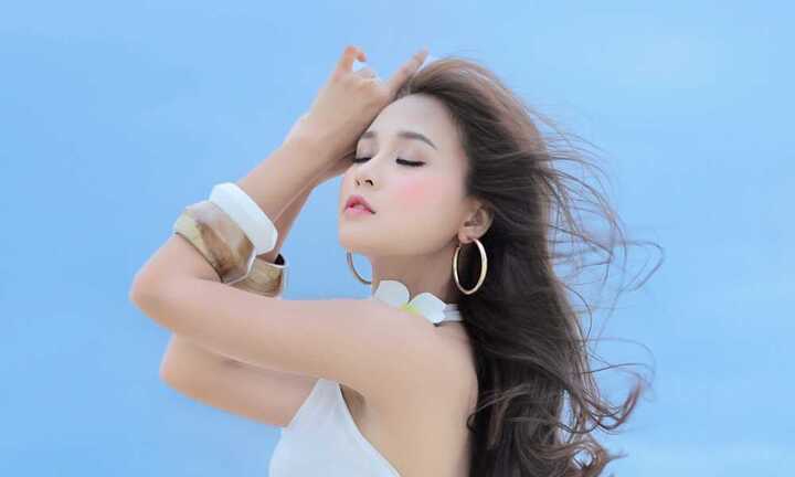 Hot girl Sam khoe eo thon, hình thể nóng bỏng