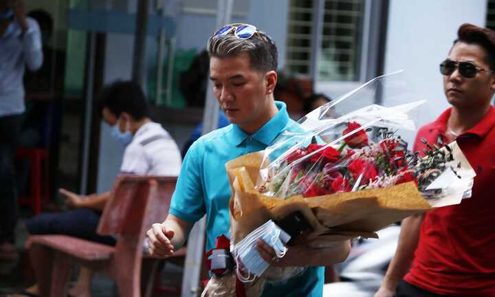 Minh Thuận bật khóc, thích bó hoa Đàm Vĩnh Hưng mang tới tặng