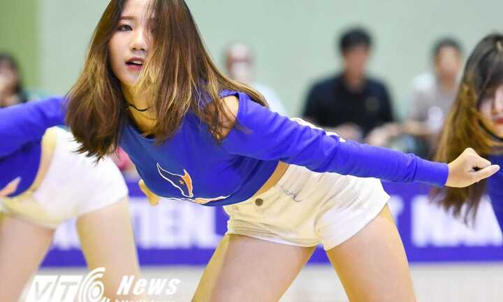 Các hoạt náo viên nóng bỏng của Hanoi Buffaloes