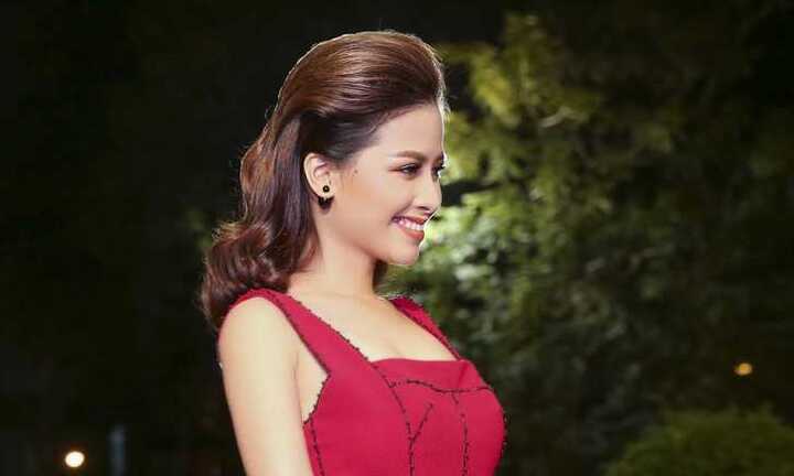 Dương Hoàng Yến lộng lẫy với sắc đỏ tại VTV Awards