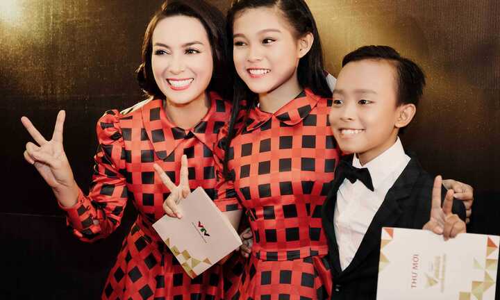 Hồ Văn Cường diện vest bảnh bao đi xe sang đến nhận giải cùng mẹ và chị gái