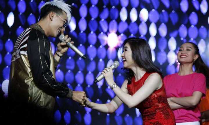 Hoà Minzy bị Khương Ngọc 'bắt nạt' trên sân khấu