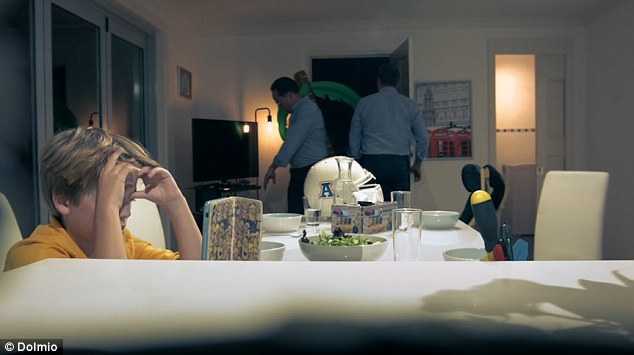 Mải dán mắt vào iPad, con không nhận ra bố mẹ đã bị người lạ thay thế