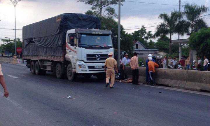 Người đàn ông chết thảm sau cú va chạm với xe tải