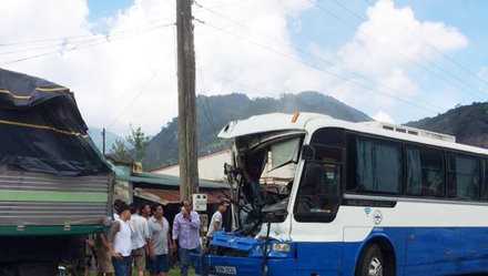 Tài xế xe tải anh dũng cứu xe khách lao đèo nhận giải 'Vô lăng vàng 2016'