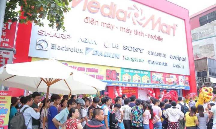Xếp hàng dài ở siêu thị mới khai trương chờ mua hàng điện máy khuyến mại 'khủng”