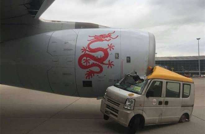 Ôtô lao đầu vào máy bay chở gần 300 người trên đường băng