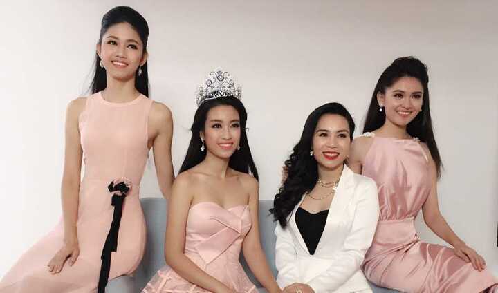 Thành viên hội đồng chuyên môn HHVN Lưu Nga lạc giữa 3 bông hoa đẹp nhất cuộc thi