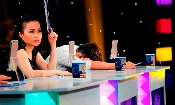 Cẩm Ly ‘đập bàn’ cười sặc sụa vì ‘thần đồng 5 tuổi’