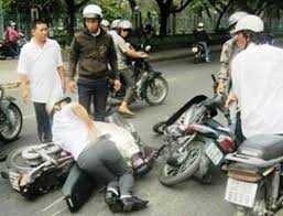 Dàn cảnh va chạm giao thông với phụ nữ để cướp xe