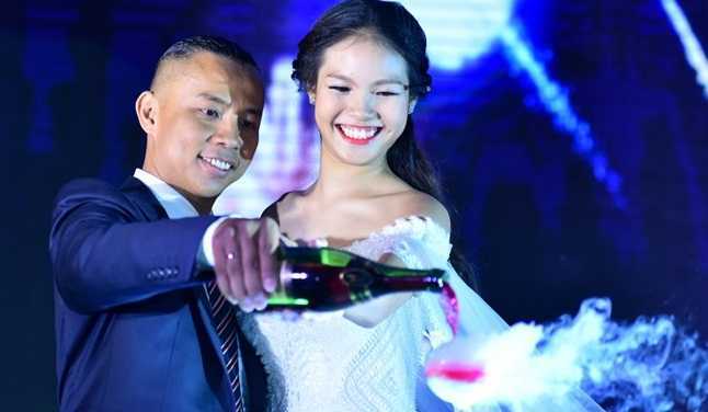 Chí Anh đón dâu bằng xe hơi 7 tỷ và cầu hôn trong lễ cưới