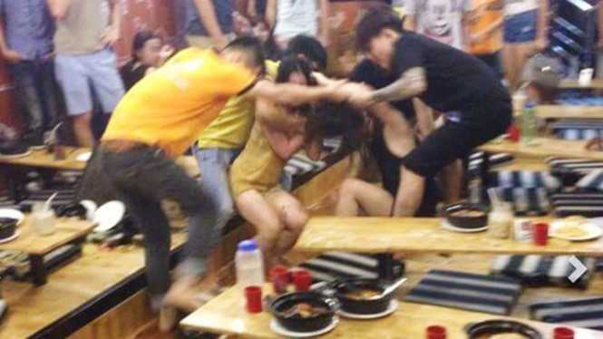Hai cô gái đánh nhau trong quán mỳ, khách hoảng loạn bỏ chạy thoát thân