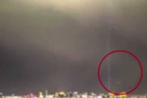 'UFO' bí ẩn bay ngang qua, tia sét xé toạc bầu trời gây 'sốt' trên Facebook
