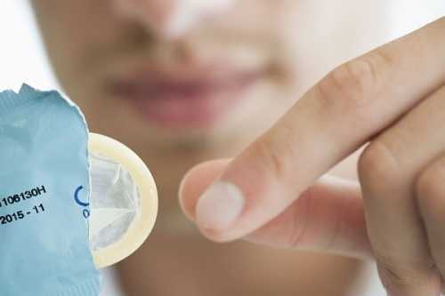 Ngại mua bao cao su, dùng túi nilon khi 'yêu', cặp đôi sinh viên cấp cứu