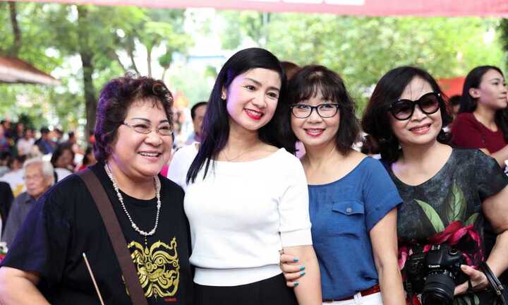 Nghệ sĩ Hà Nội tề tựu đông đủ nhân ngày Giỗ tổ sân khấu