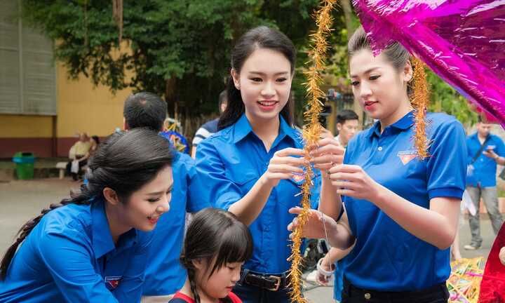 Ngọc Hân, Tú Anh, Ngọc Vân vui trung thu bên bệnh nhân nghèo