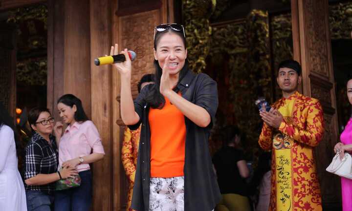 Thu Minh hát tặng các nghệ sĩ trong ngày giỗ Tổ nghiệp ở nhà thờ Tổ của Hoài Linh