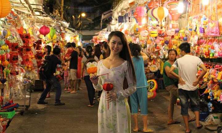 Người Sài Gòn chen chân ở phố đèn lồng trước thềm Trung thu