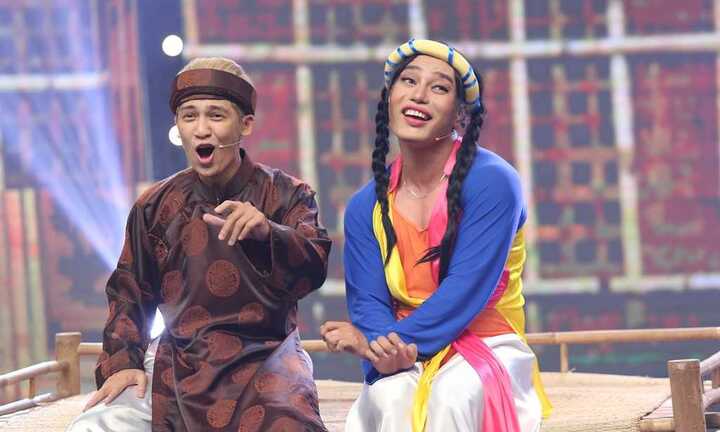 Tronie Ngô ‘gây sốt’ khi khoe tài hát Hồ Quảng