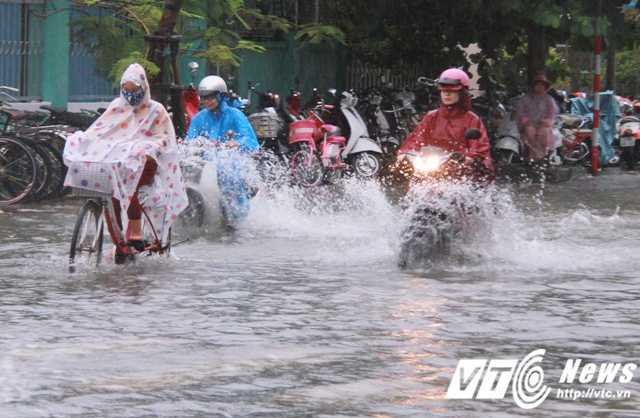 Bão số 4 sắp đổ bộ, người dân Quảng Nam - Đà Nẵng vật lộn trong mưa lớn