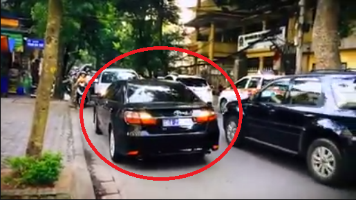 'Bon chen' lấn làn giờ cao điểm, xe biển xanh bị xe biển trắng ép lùi cả trăm mét