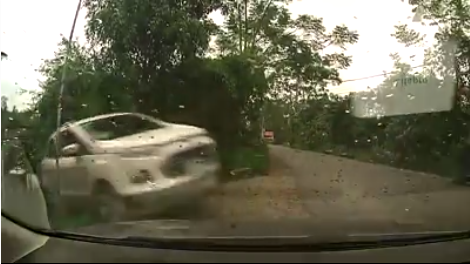 Cài nhầm số lùi, ôtô rơi tùm xuống ao