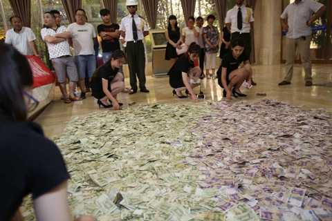 Cặp vợ chồng vác bao tải hơn 100 triệu đồng tiền lẻ đi mua nhà