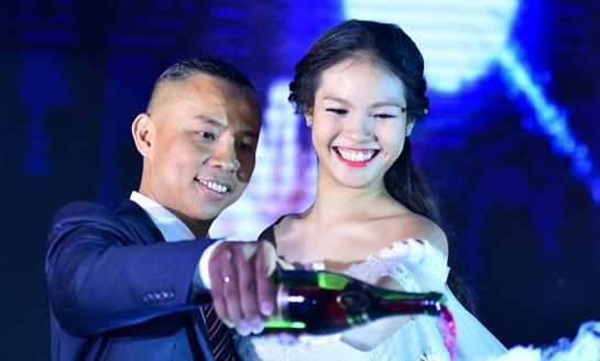 Chí Anh lần đầu tiết lộ chuyện tình với vợ kém 20 tuổi