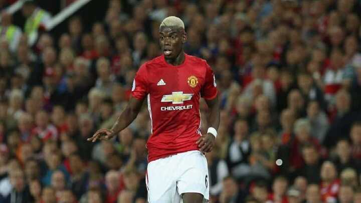 Jamie Carragher: Paul Pogba đá bóng như học sinh trung học