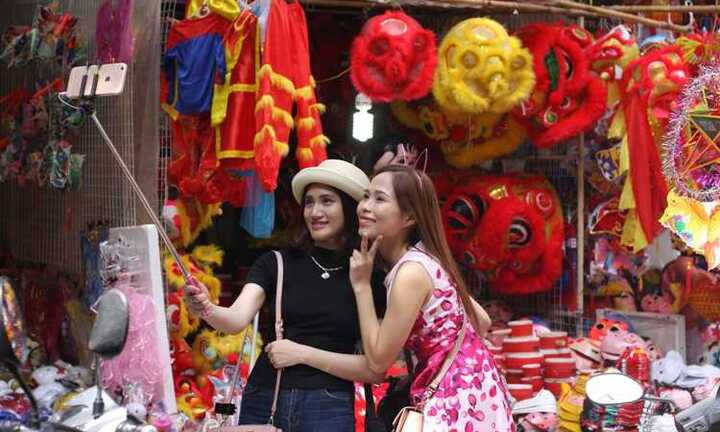 Nam thanh, nữ tú tưng bừng 'trẩy hội' Trung thu trên phố Hàng Mã