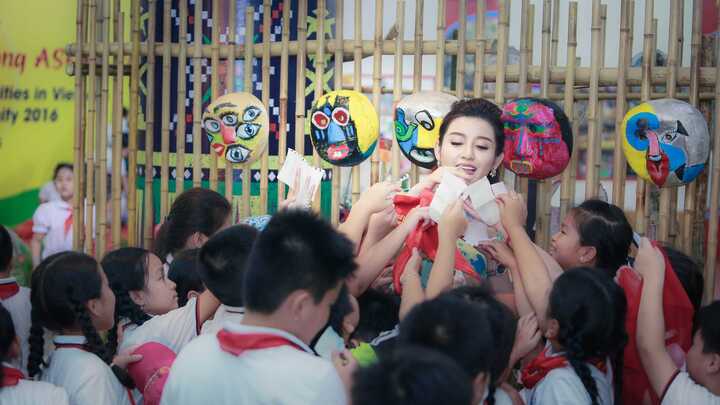 Á hậu Huyền My bị ‘vây kín’ khi phá cỗ Trung thu cùng các em nhỏ