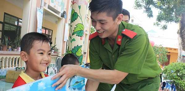 Chiến sỹ cảnh sát trẻ mang Trung thu ấm áp đến với trẻ em nghèo Bắc Giang