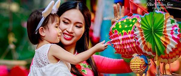 Cô giáo tương lai xinh đẹp rạng rỡ trên phố đón Trung thu