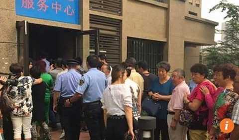 Dân xếp hàng nhận 17,5 tỷ đồng tiền mặt nhân dịp Trung thu