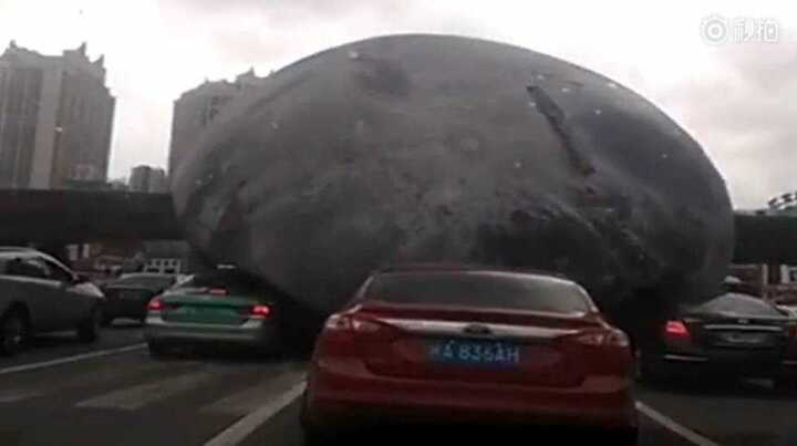 Video: 'Mặt trăng' khổng lồ lăn lông lốc trên đường phố Trung Quốc
